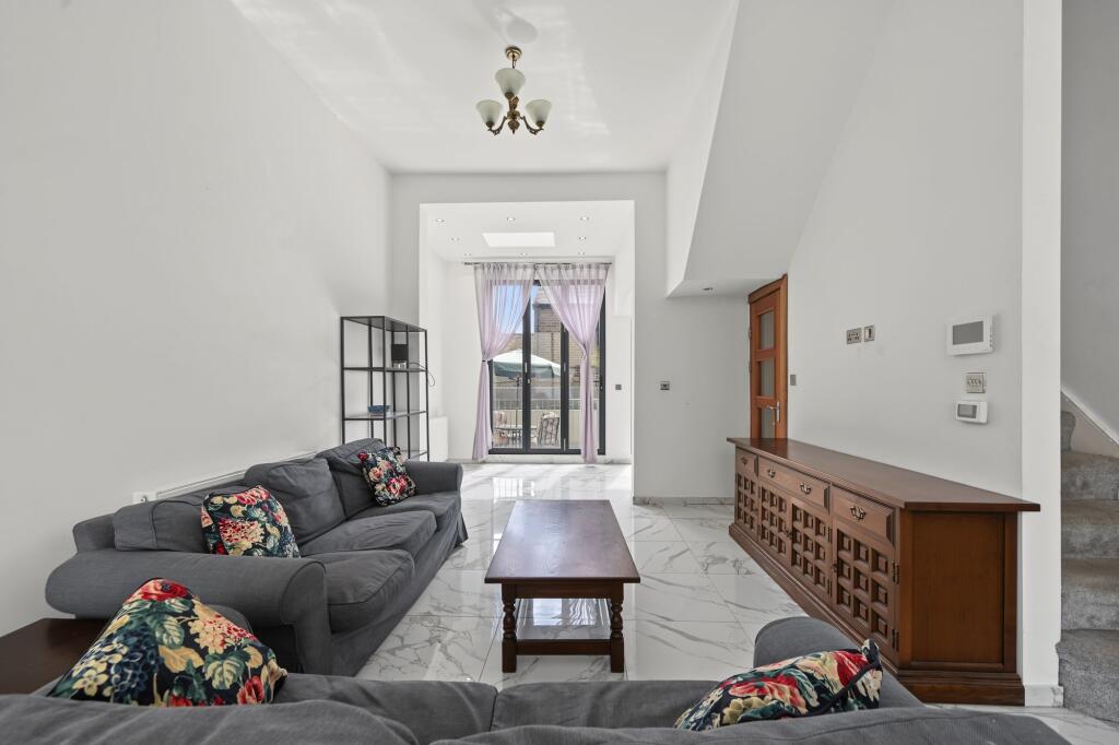 4 bed Detached for rent in London. From David Andrew - London - Holloway Road