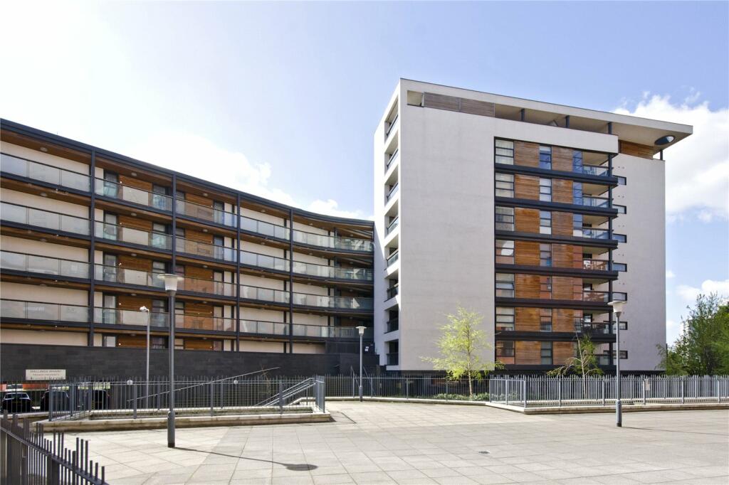 3 bed Flat for rent in London. From Keatons - Stratford