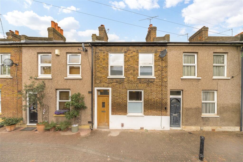 2 bed Mid Terraced House for rent in Stratford. From Keatons - Stratford