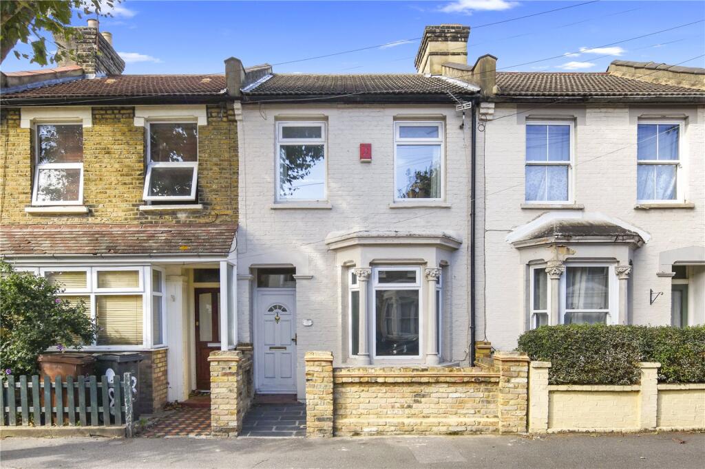 2 bed Mid Terraced House for rent in Stratford. From Keatons - Stratford