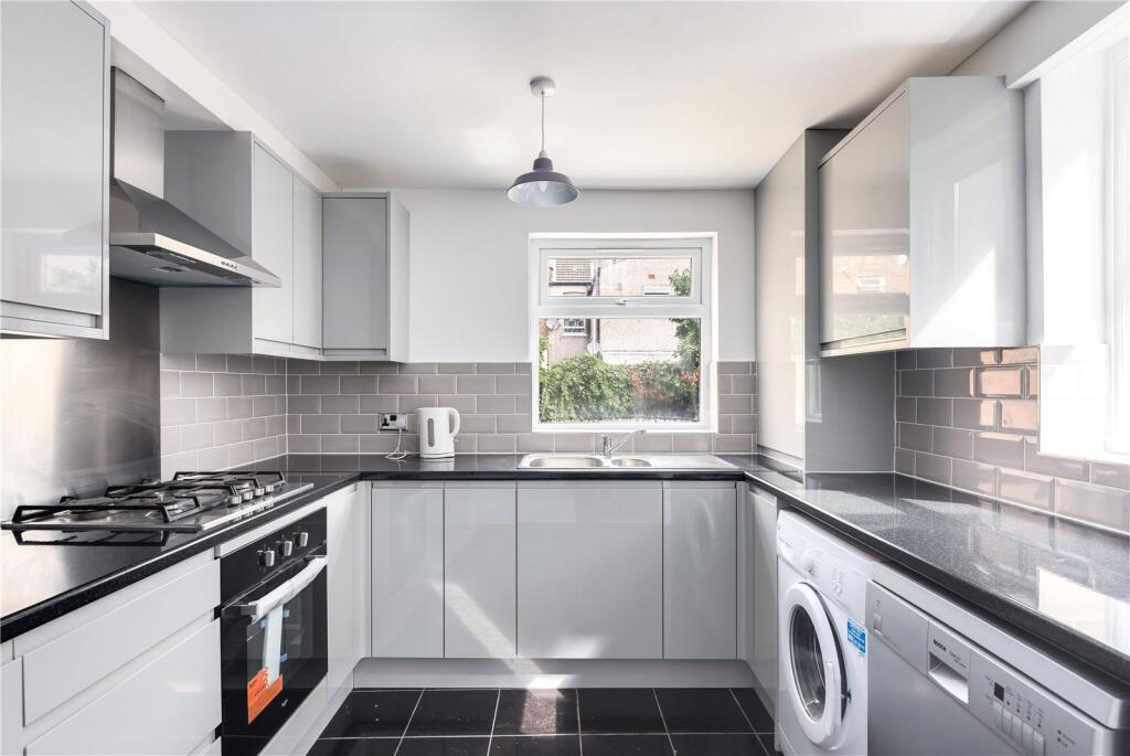 3 bed Detached for rent in London. From Keatons - Stratford 3 bed Detached for rent in London. From Keatons - Stratford