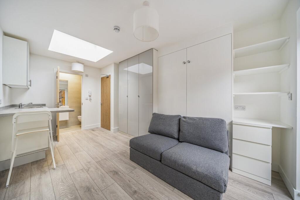 4 bed 1st Floor Flat for rent in Catford. From Kinleigh Folkard & Hayward - Sales - Lee