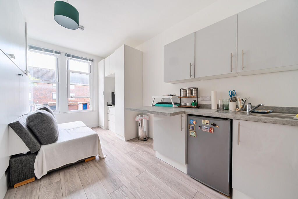 4 bed 1st Floor Flat for rent in London. From Kinleigh Folkard & Hayward - Sales - Lee