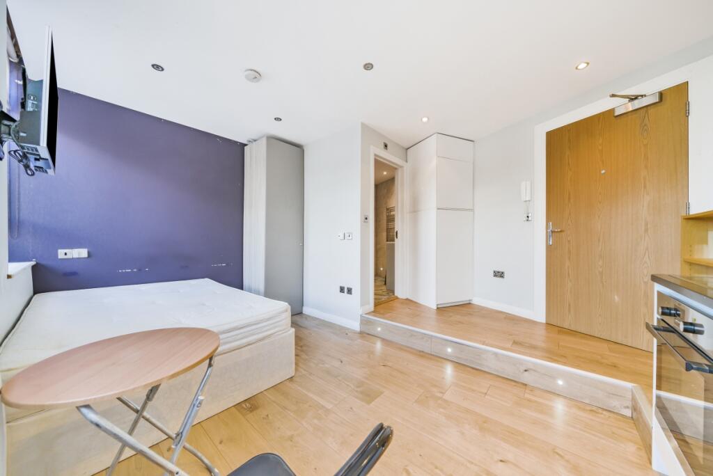 4 bed 1st Floor Flat for rent in Lewisham. From Kinleigh Folkard & Hayward - Sales - Lee