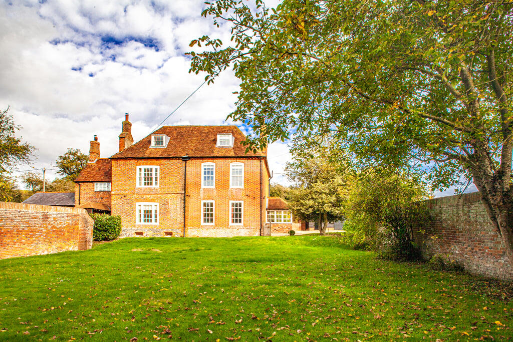 5 bed Chalet type for rent in Sulham. From Warmingham & Co - Goring-on-Thames 5 bed Chalet type for rent in Sulham. From Warmingham & Co - Goring-on-Thames