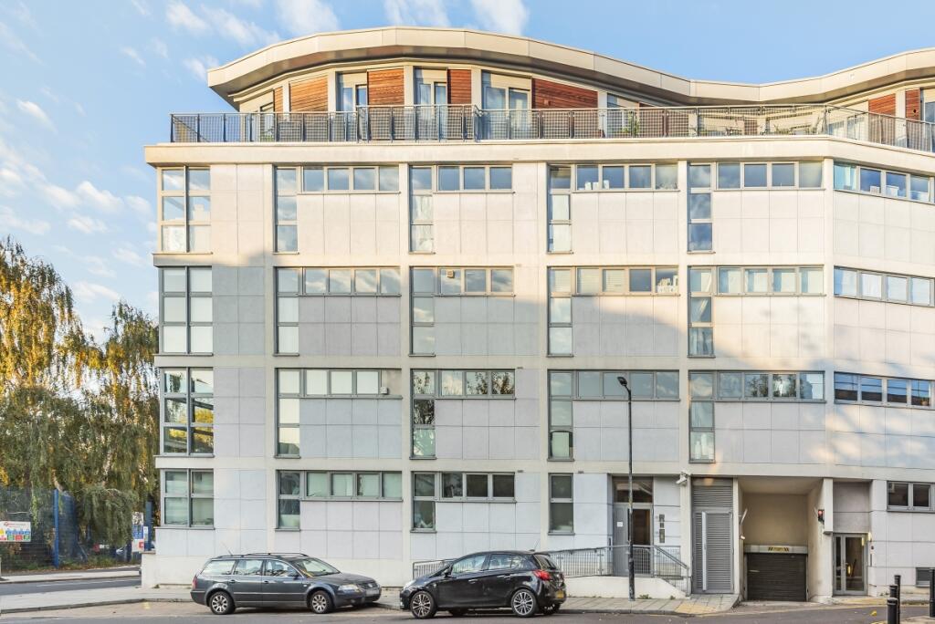 3 bed 1st Floor Flat for rent in London. From Kinleigh Folkard & Hayward - Sales - Peckham Rye