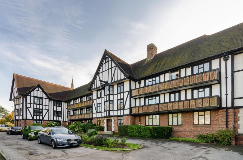 2 bed 1st Floor Flat for rent in Esher. From Knight Frank - Esher