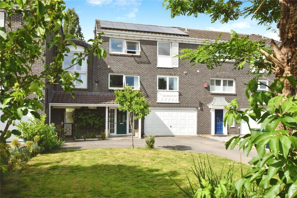5 bed Detached for rent in Staines-upon-Thames. From Oasis Estate Agents - Staines-upon-Thames