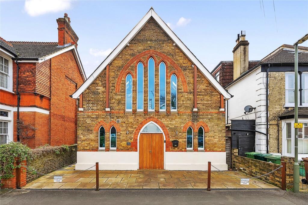 4 bed Detached for rent in Staines-upon-Thames. From Oasis Estate Agents - Staines-upon-Thames