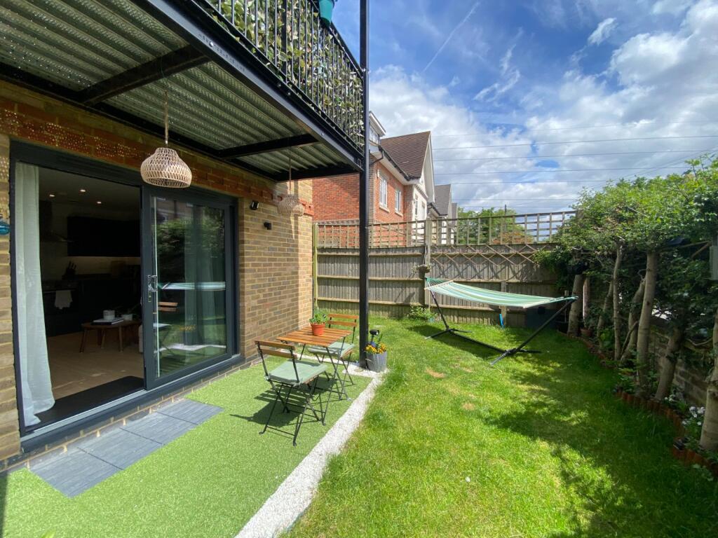 2 bed Apartment for rent in Staines-upon-Thames. From Oasis Estate Agents - Staines-upon-Thames