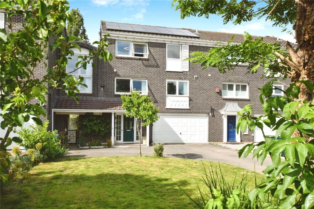 5 bed Mid Terraced House for rent in Staines-upon-Thames. From Oasis Estate Agents - Staines-upon-Thames