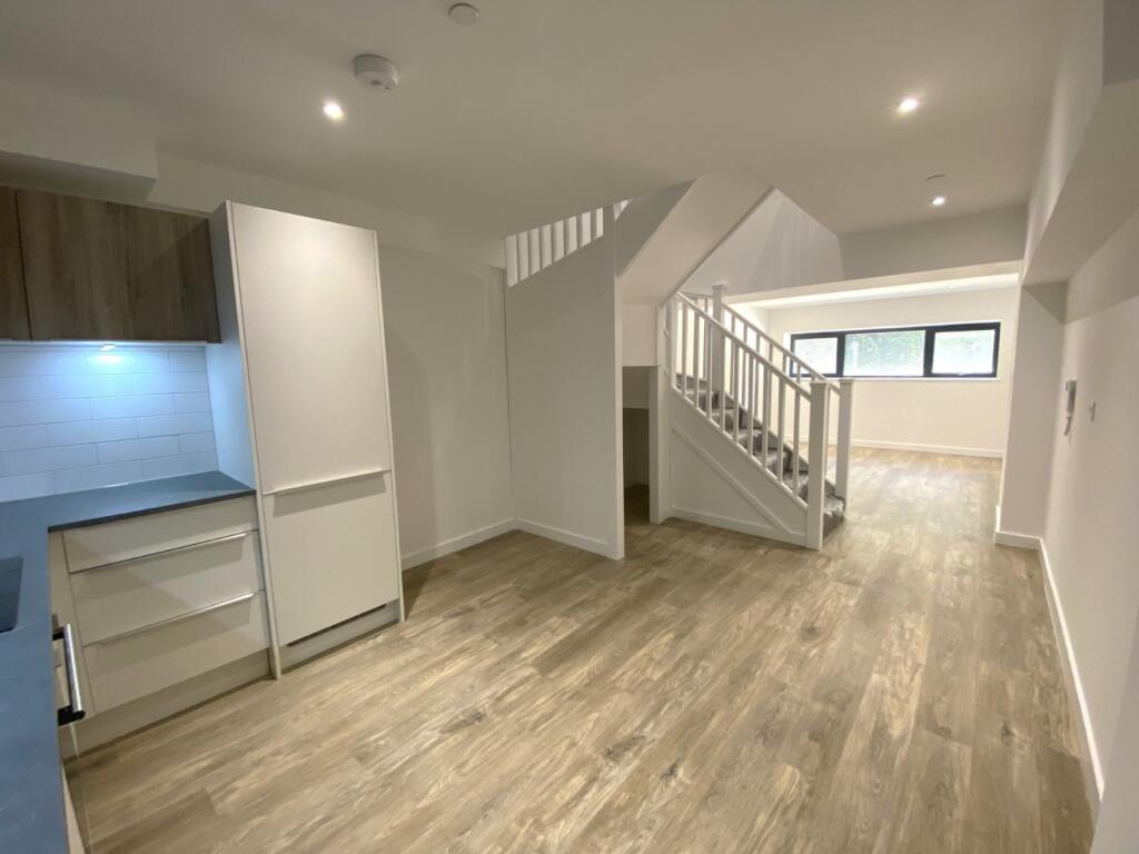 1 bed Duplex for rent in Staines-upon-Thames. From Oasis Estate Agents - Staines-upon-Thames