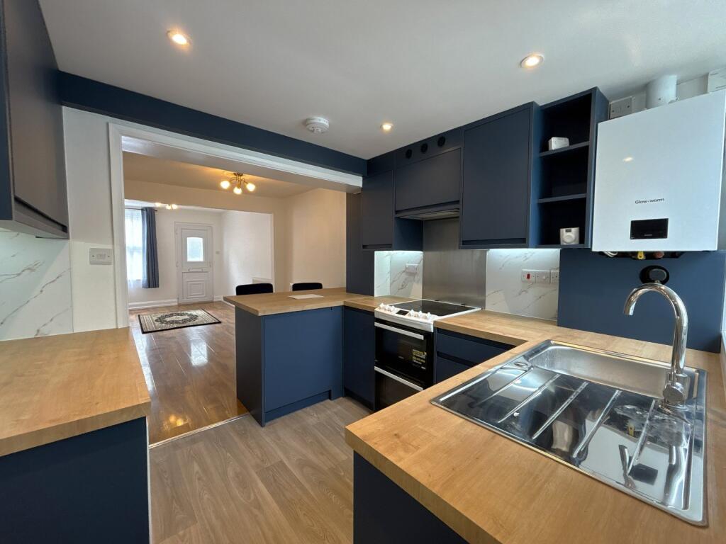 2 bed Mid Terraced House for rent in Staines-upon-Thames. From Oasis Estate Agents - Staines-upon-Thames