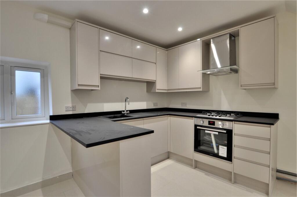2 bed End of Terrace for rent in Staines-upon-Thames. From Oasis Estate Agents - Staines-upon-Thames