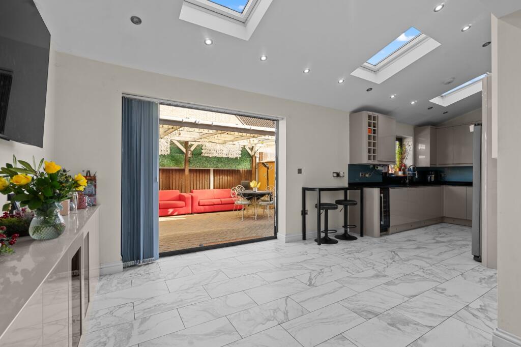 4 bed Mid Terraced House for rent in Feltham. From Oasis Estate Agents - Staines-upon-Thames