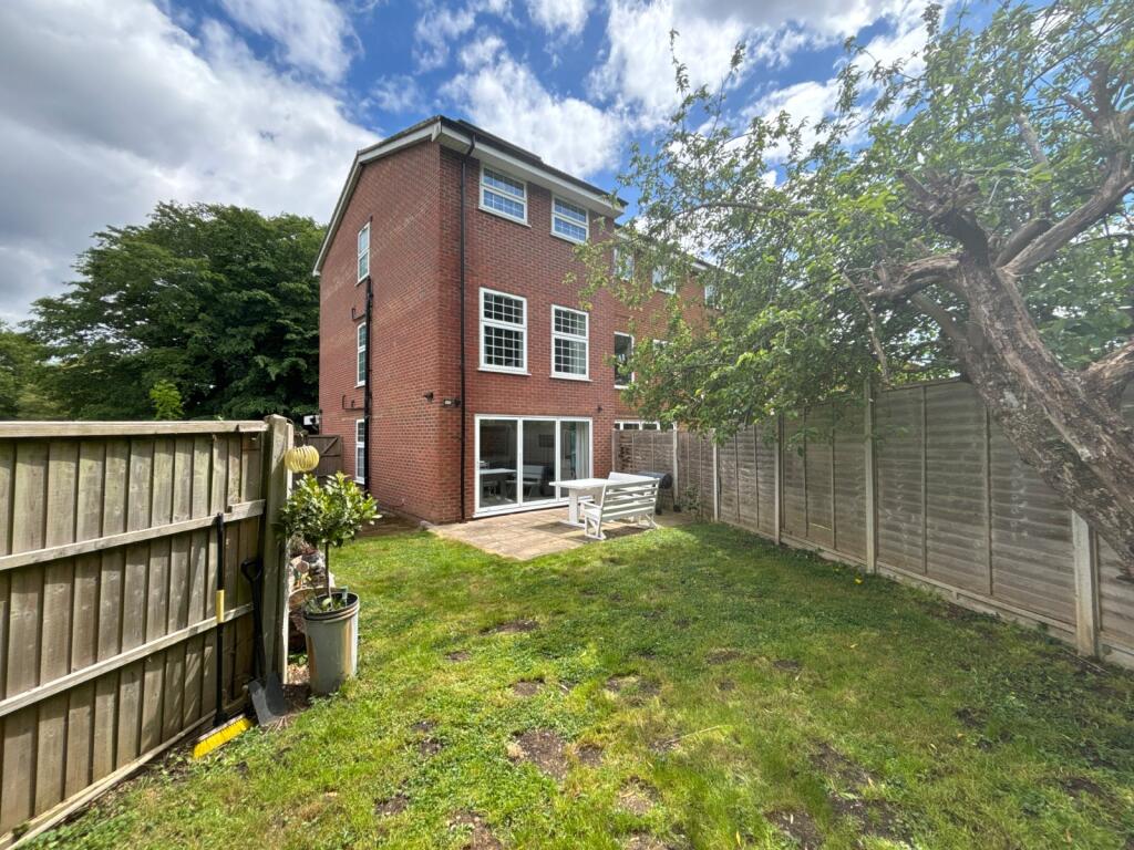 3 bed End of Terrace for rent in Staines-upon-Thames. From Oasis Estate Agents - Staines-upon-Thames
