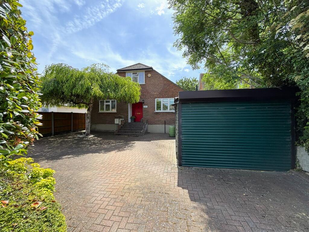 4 bed Detached for rent in Staines-upon-Thames. From Oasis Estate Agents - Staines-upon-Thames