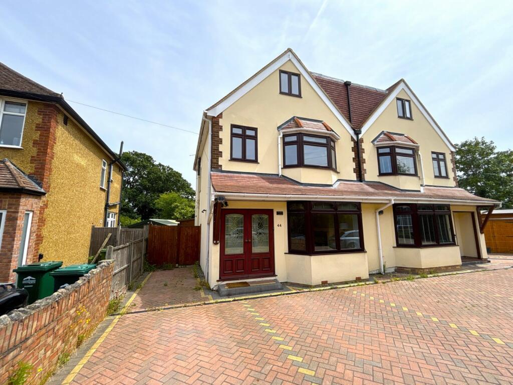 5 bed Semi Detached for rent in Staines-upon-Thames. From Oasis Estate Agents - Staines-upon-Thames