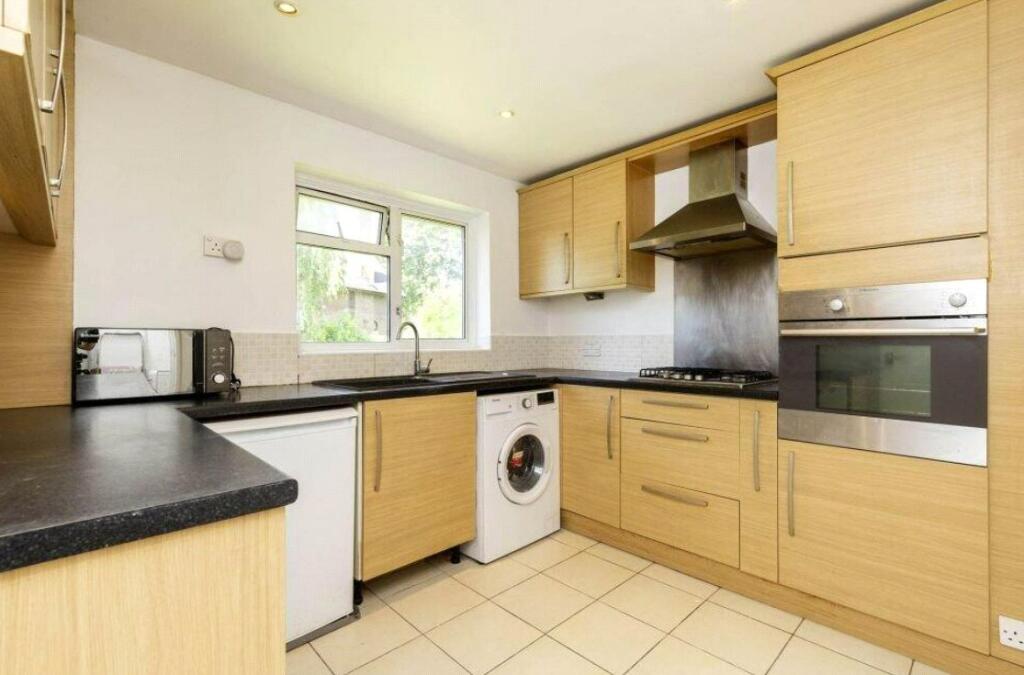 2 bed Apartment for rent in London. From Oasis Estate Agents - Staines-upon-Thames