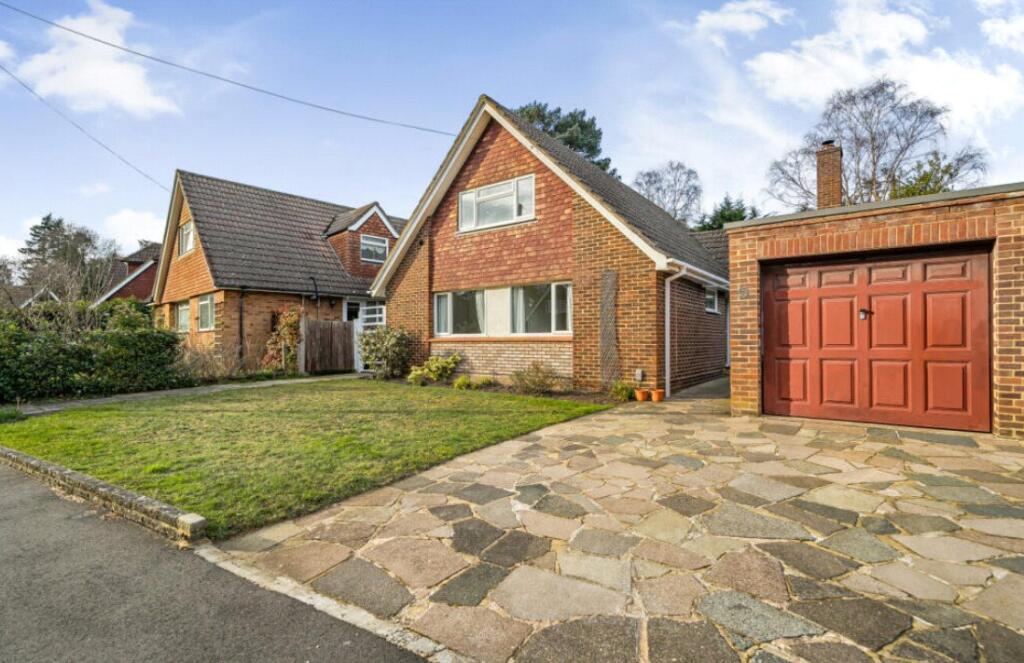 4 bed Detached for rent in Sheerwater. From Oasis Estate Agents - Staines-upon-Thames