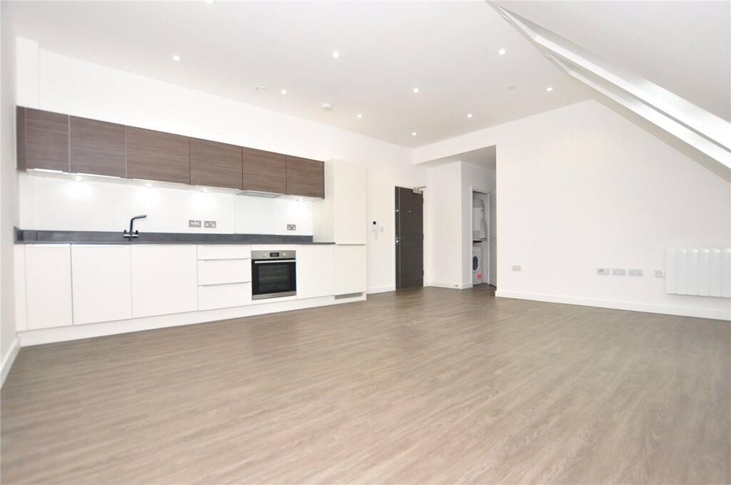 1 bed Penthouse for rent in Egham. From Oasis Estate Agents - Staines-upon-Thames