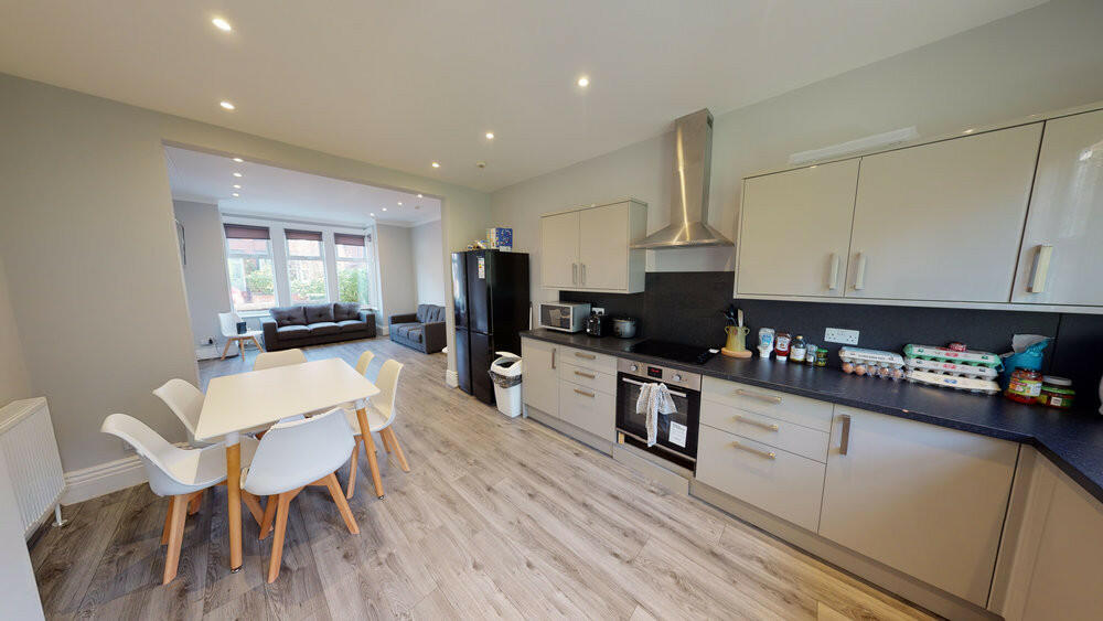 7 bed Detached for rent in Leeds. From Oasis Properties - Leeds