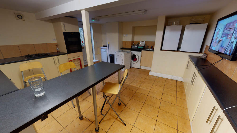 7 bed Detached for rent in Leeds. From Oasis Properties - Leeds