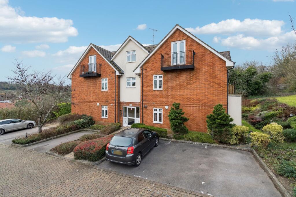 2 bed 1st Floor Flat for rent in Loudwater. From Ashington Page - Beaconsfield