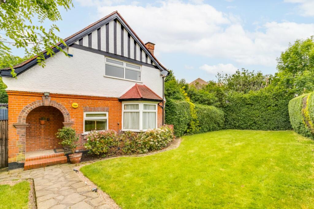 3 bed Detached House for rent in London. From Aston Chase - Park Road