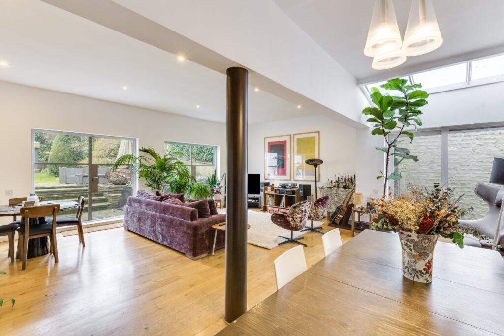 3 bed End of Terrace for rent in London. From Aston Chase - London