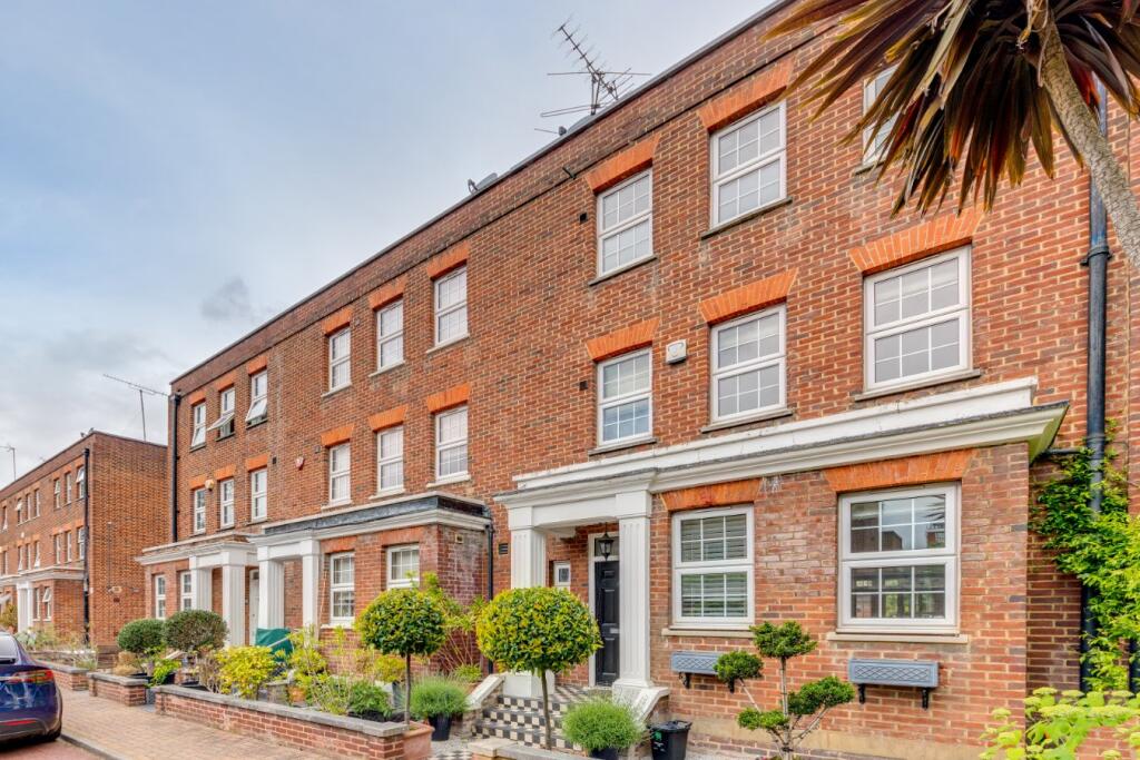 3 bed Detached for rent in London. From Aston Chase - London