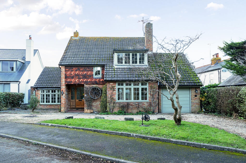 3 bed Detached for rent in Downside. From Bourne Estate Agents - Cobham 3 bed Detached for rent in Downside. From Bourne Estate Agents - Cobham