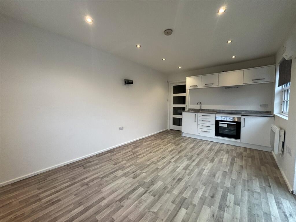 4 bed Apartment for rent in Weybridge. From Bourne Estate Agents - Cobham