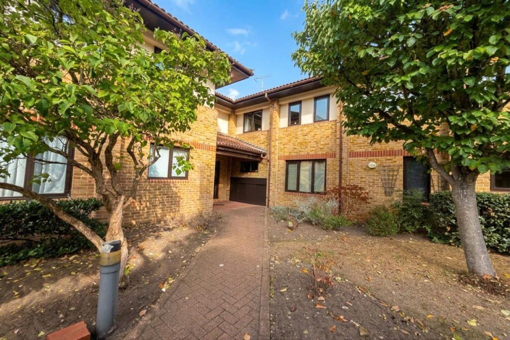 2 bed Apartment for rent in Pachesham Park. From Bourne Estate Agents - Cobham