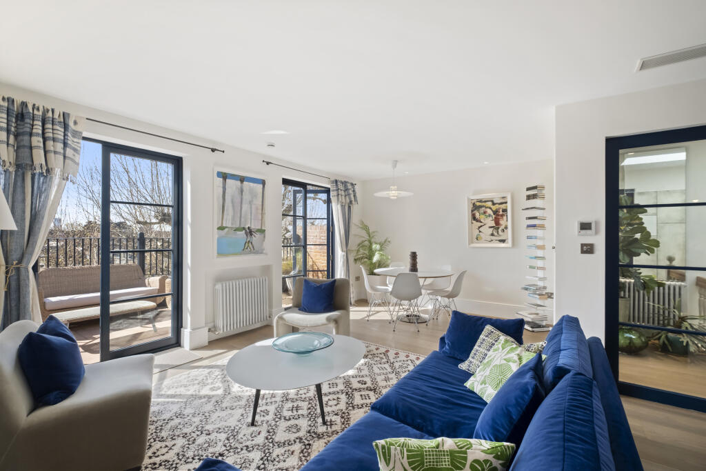 3 bed Duplex for rent in London. From Chapeltons - London