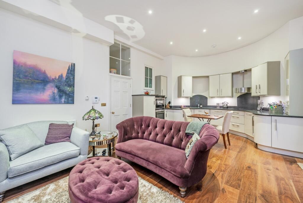 2 bed 1st Floor Flat for rent in Islington. From Kinleigh Folkard & Hayward
