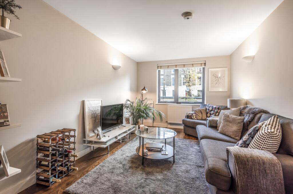 1 bed 1st Floor Flat for rent in Islington. From Kinleigh Folkard & Hayward
