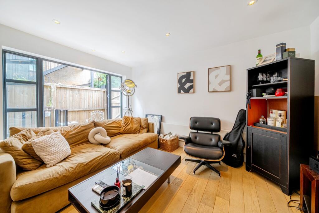 2 bed 1st Floor Flat for rent in London. From Kinleigh Folkard & Hayward