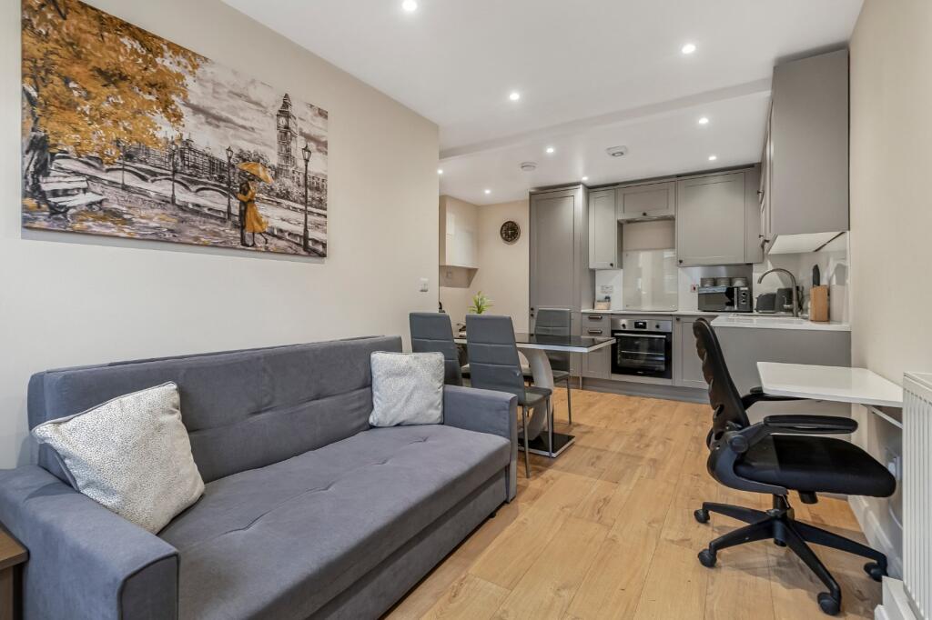 2 bed 1st Floor Flat for rent in Islington. From Kinleigh Folkard & Hayward