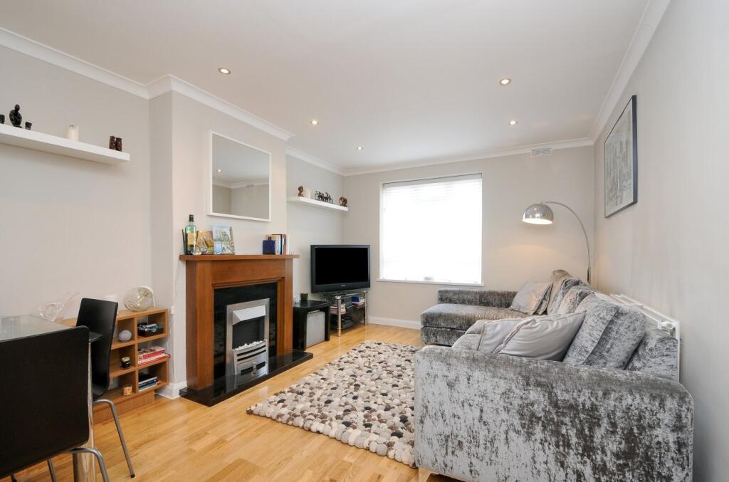 1 bed 1st Floor Flat for rent in Islington. From Kinleigh Folkard & Hayward