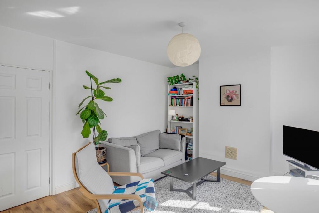 2 bed 1st Floor Flat for rent in London. From Kinleigh Folkard & Hayward