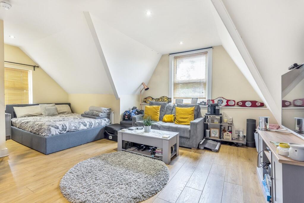 4 bed 1st Floor Flat for rent in Beckenham. From Kinleigh Folkard & Hayward - Sales - Beckenham