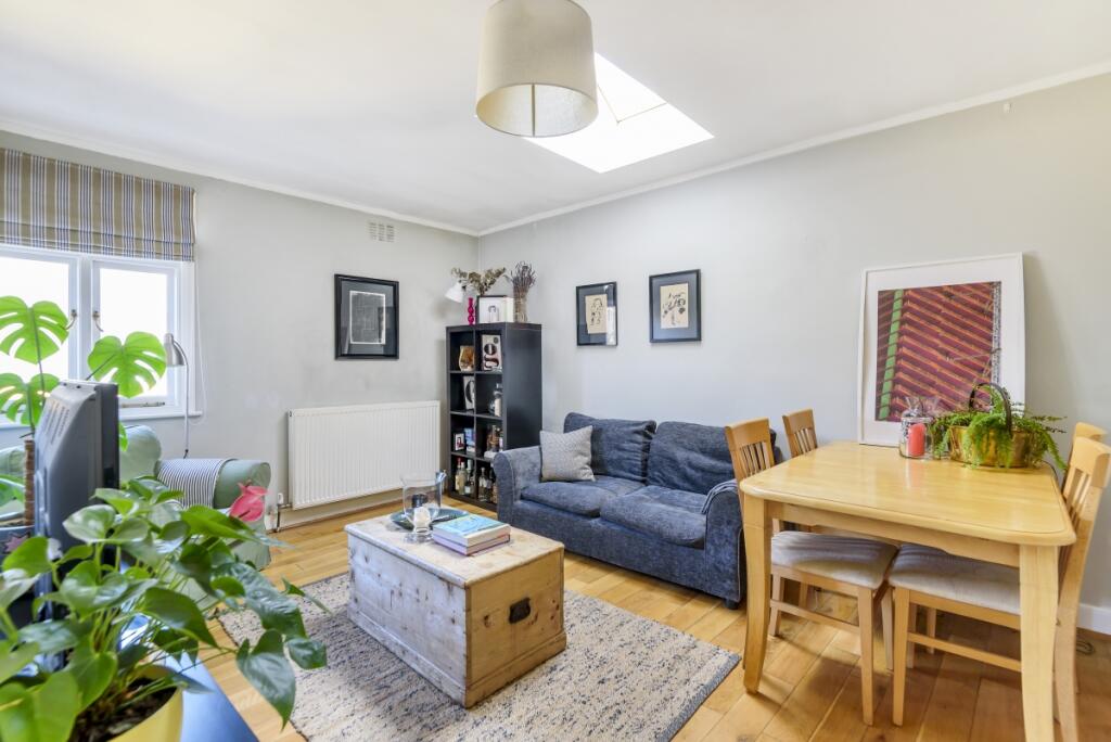 2 bed Mid Terraced House for rent in Clapham. From Kinleigh Folkard & Hayward - Lettings - Clapham