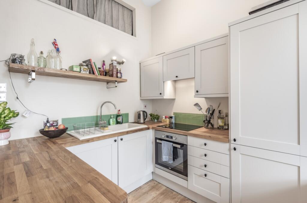 2 bed 1st Floor Flat for rent in Clapham. From Kinleigh Folkard & Hayward - Lettings - Clapham