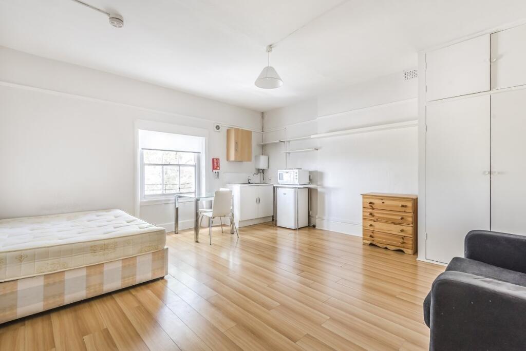 4 bed 1st Floor Flat for rent in Clapham. From Kinleigh Folkard & Hayward - Lettings - Clapham 4 bed 1st Floor Flat for rent in Clapham. From Kinleigh Folkard & Hayward - Lettings - Clapham