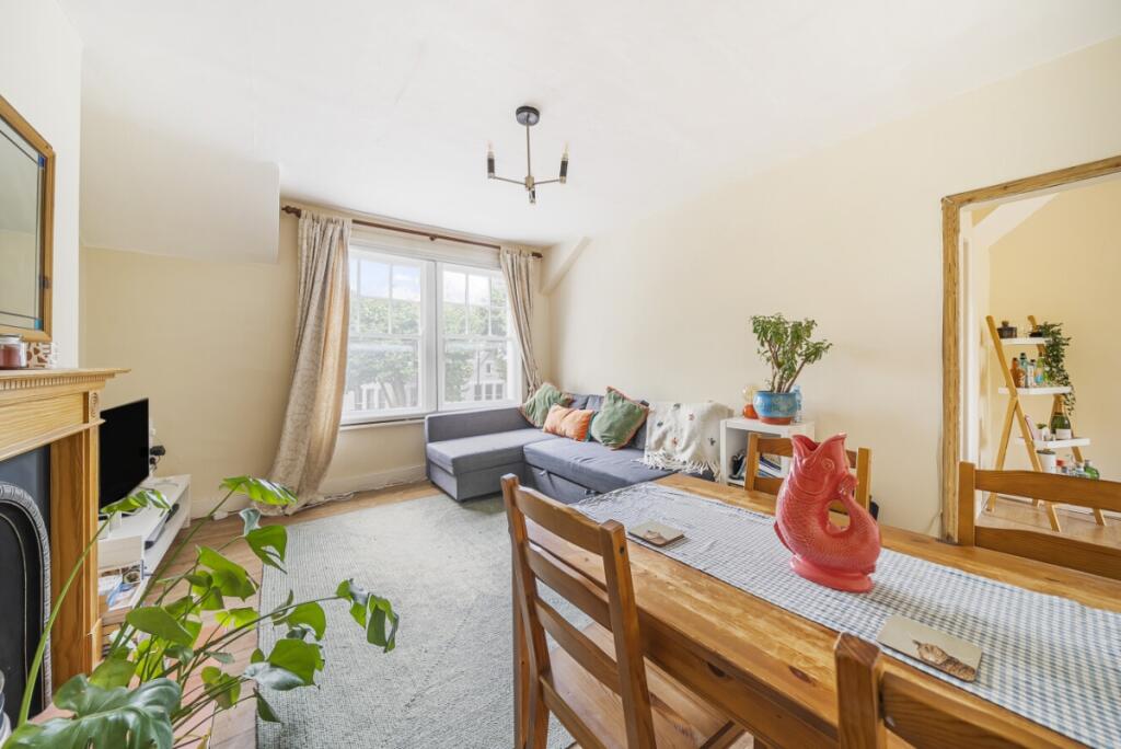 1 bed 1st Floor Flat for rent in London. From Kinleigh Folkard & Hayward - Lettings - Clapham