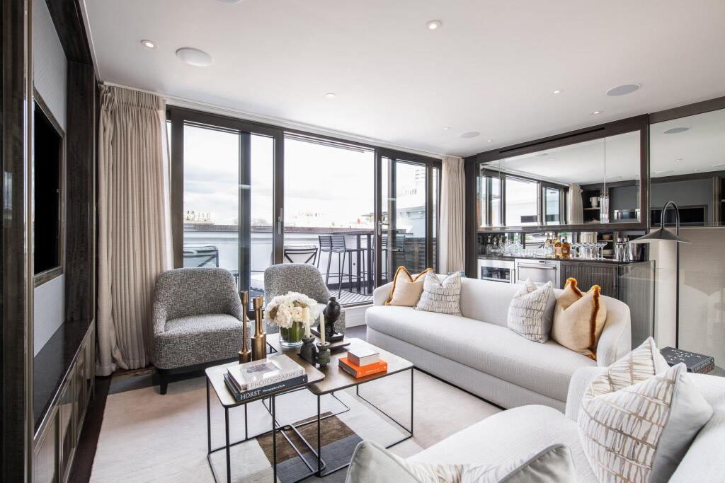 3 bed 1st Floor Flat for rent in London. From Knight Frank