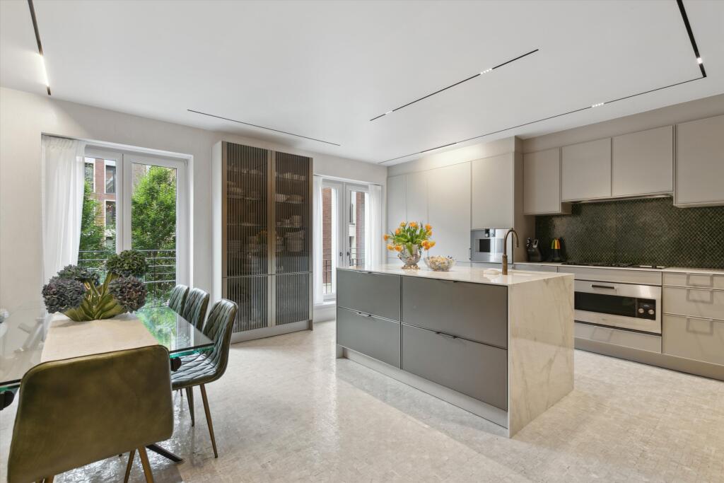 4 bed 1st Floor Flat for rent in London. From Knight Frank