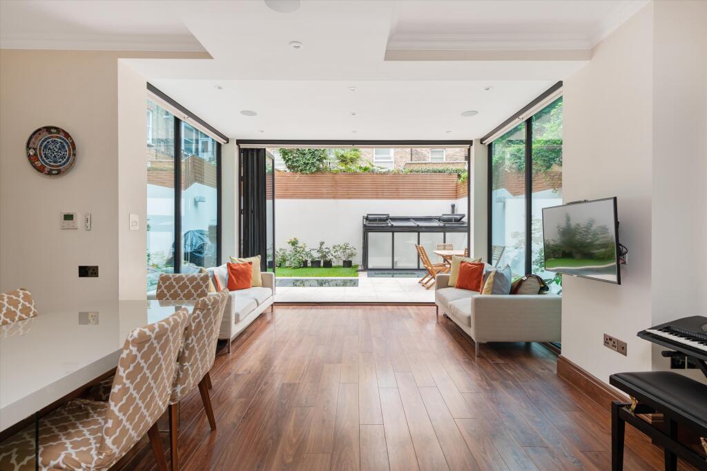 3 bed 1st Floor Flat for rent in London. From Knight Frank