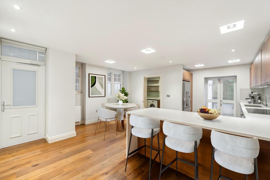 3 bed 1st Floor Flat for rent in London. From Knight Frank